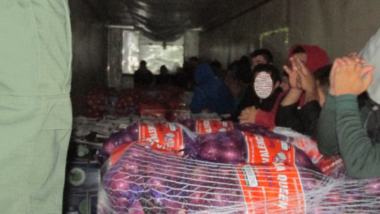 32 inmigrantes indocumentados fueron hallados en un camión frigorífico en Falfurrias, Texas