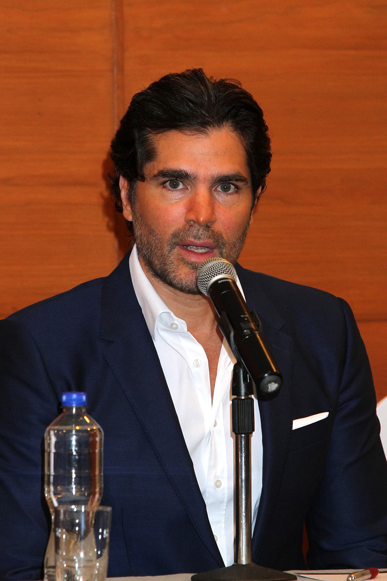 Participó en cinco melodramas y cinco películas. Sin embargo, en 2004 creó su propia productora, con la que se comprometió a realizar contenidos con mensajes para el "bien social". Ahora está alejado de la actuación y se dedica a servir a la religión y sus creencias.