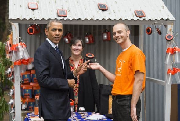 Obama habla con Sam Goldman, fundador y CEO de d.light, así como con Katherine Lucey, CEO de Solar Sisters.
