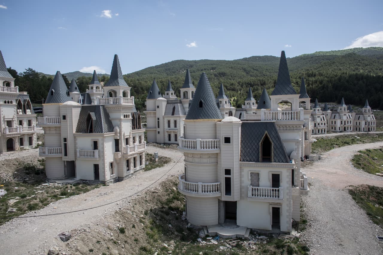 Cientos de castillos sin terminar en Mudurnu, Turquía. La construcción de este peculiar complejo de viviendas de lujo comenzó en 2014 y tenía como objetivo hacer 732 villas, un centro comercial que se parece al Capitolio de EEUU e instalaciones de entretenimiento dirigidas a compradores extranjeros.