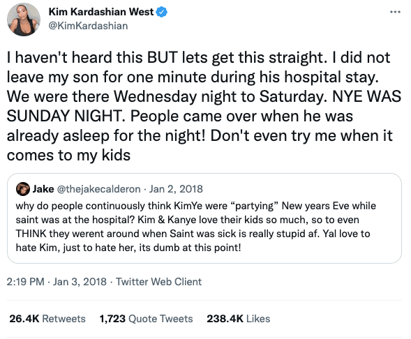 En 2018 sufrió más de un ataque. Primero, la juzgaron por supuestamente festejar Año Nuevo mientras su hijo Saint se encontraba enfermo en el hospital. A través de Twitter, 
<a href="https://www.univision.com/famosos/kim-kardashian-dona-dolares-mama-sin-hogar">Kim Kardashian</a> aclaró que esa noche el pequeño ya estaba dormido en su casa.