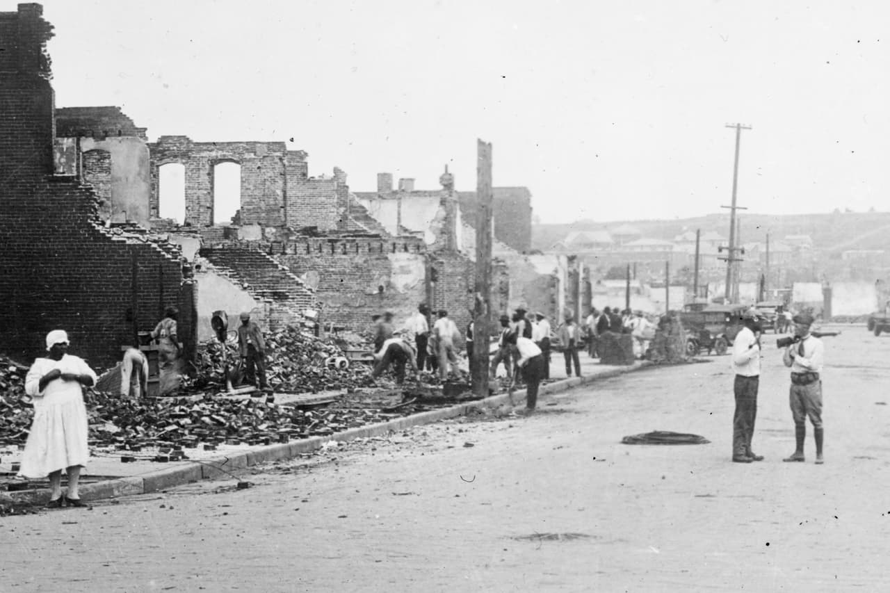 <b>Después de la destrucción en Tulsa, Oklahoma, 1921. </b>
<br>
<br>En el lapso de aproximadamente 24 horas ocurrió la devastación en Tulsa.