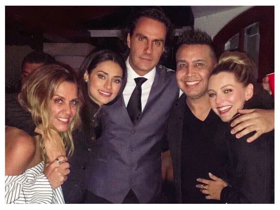 Se nota que a los amigos de 
<b><a href="http://www.univision.com/temas/renata-notni">Renata</a></b> les cae bien su galán. ¿Te gusta la pareja que hacen?