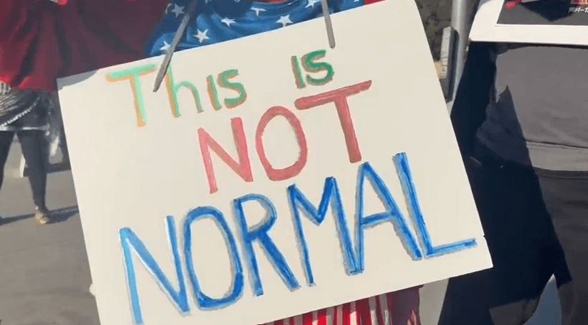 La protesta de este sábado ocurre en un contexto marcado por las 
<b>tensiones entre autoridades migratorias y ciudadanos</b>, cuyo rostro más crudo se nota en 
<b><a href="https://www.univision.com/noticias/mundo/reportan-que-agentes-federales-tirotean-a-una-persona-en-minneapolis" target="_blank">Minnesota</a></b>.