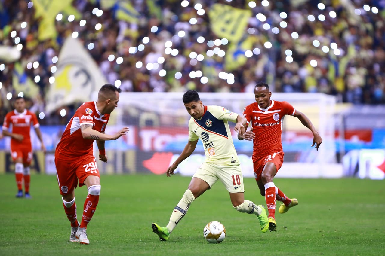 En el minuto 50, Rodrigo Salinas (izquierda) vio la tarjeta roja luego de una dura entrada sobre el colombiano Mateus Uribe (fuera de la foto).