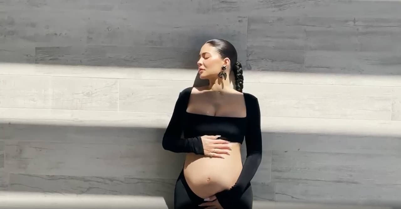 El 7 de septiembre 
<b><a href="https://www.univision.com/temas/kylie-jenner">Kylie Jenner</a></b> terminó con las especulaciones y 
<b>confirmó que estaba embarazada</b>.
<br>