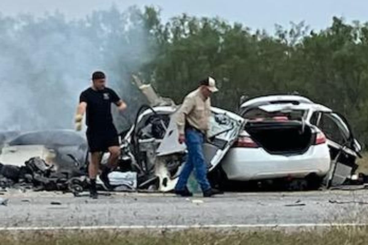 Policías y servicios de emergencia de la ciudad de Uvalde, que se encuentra al noroeste de donde ocurrió el fuerte choque, asistieron durante el siniestro.