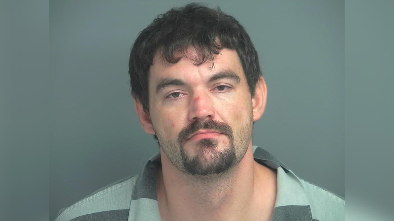 Joseph Antoine Clouse, es buscado por las autoridades por evadir arresto.