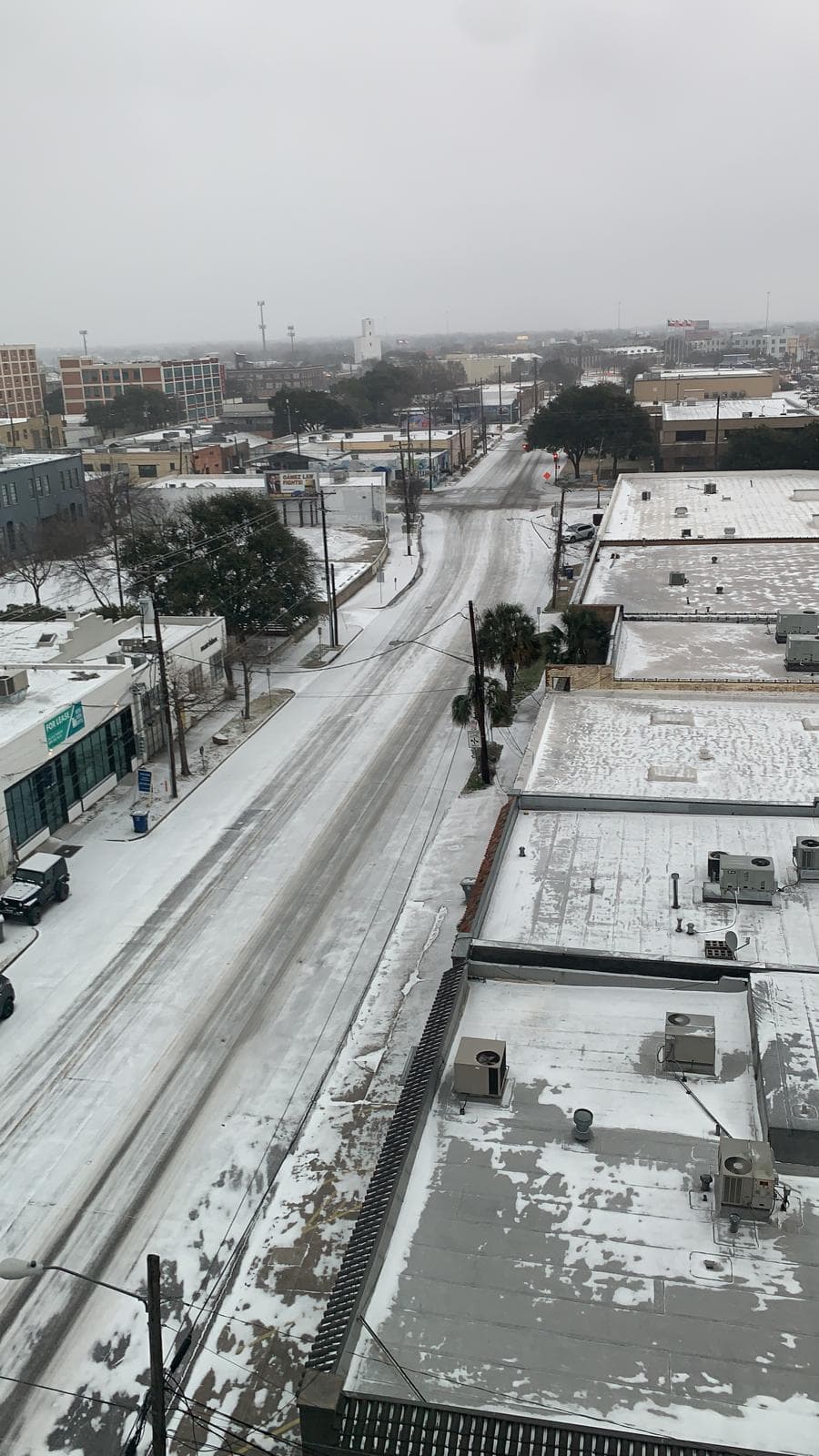Recomiendan tener precaución si tiene que salir a manejar, ya que 
<b><a href="https://www.univision.com/local/dallas-kuvn/conducir-vias-con-hielo-texas-consejos">las vías podrían estar congeladas. </a></b>