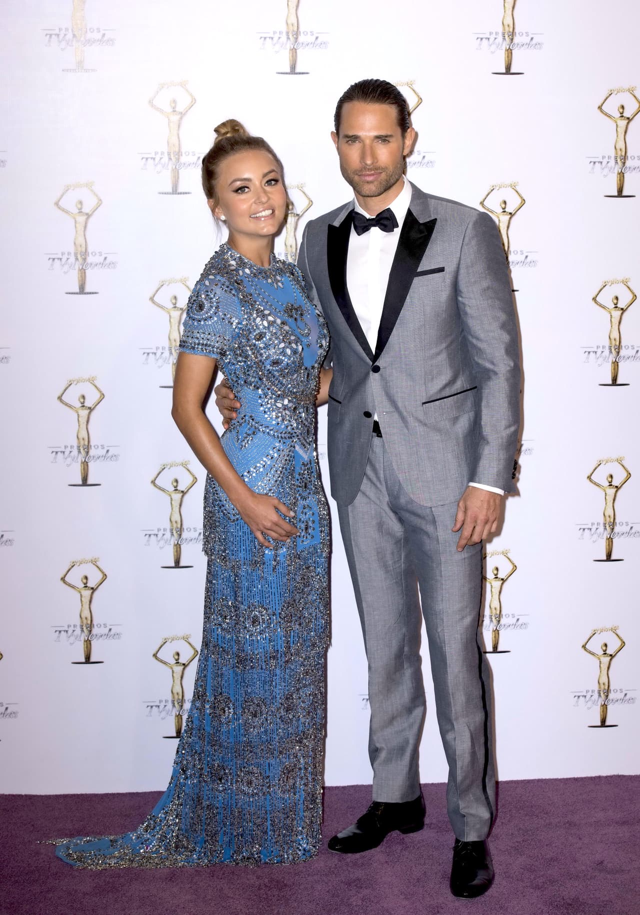 Los 
<b><i><a href="http://www.univision.com/novelas/premios-tv-y-novelas">Premios TVyNovelas</a></i></b> son el pretecto perfecto para que los actores de las telenovelas y series luzcan sus mejores atuendos en la alfombra. 
<b><a href="http://www.univision.com/temas/angelique-boyer">Angelique Boyer</a></b> y 
<b><a href="http://www.univision.com/temas/sebastian-rulli">Sebastián Rulli</a></b> acapararon las miradas al llegar juntos al evento.