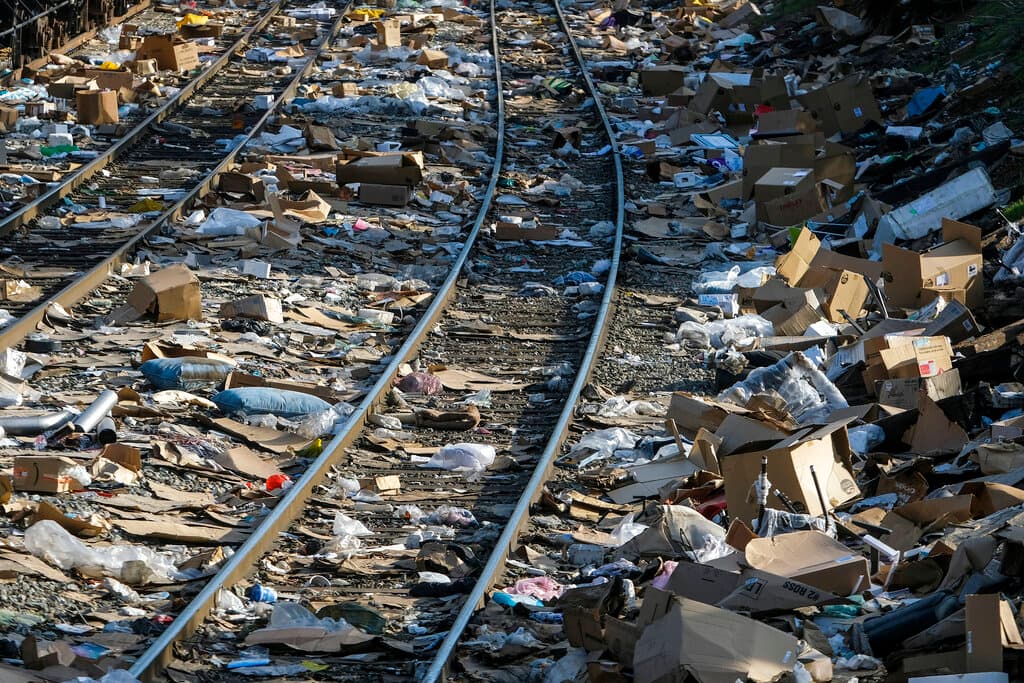 Los paquetes son envíos de minoristas como Amazon, UPS entre otros. Newsom aseguró este jueves, que los robos al tren son actos del crimer organizado y como tal deben ser castigados.