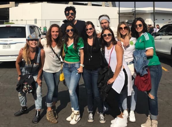 Luz Elena González llegó con sus amigas Jessica Coch y Gaby Platas al Estadio Azteca, para disfrutar del partido.