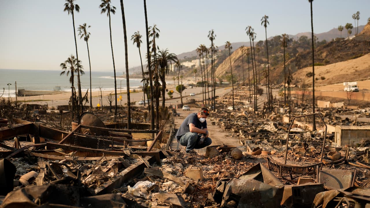 <h2 class="cms-H2-H2"><b>Evelyn McClendon (edad desconocida)</b></h2>
<br>
<br>Evelyn McClendon murió en su hogar en Altadena mientras intentaba evacuar. Su hermano, Zaire Calvin, relata la devastadora escena del incendio y cómo encontró sus restos al día siguiente. Su familia honra su memoria como una mujer valiente y dedicada.