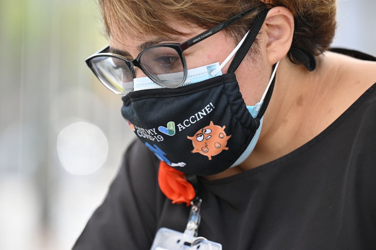 Revelan criterios para descartar el uso de mascarillas en el condado de Los Ángeles