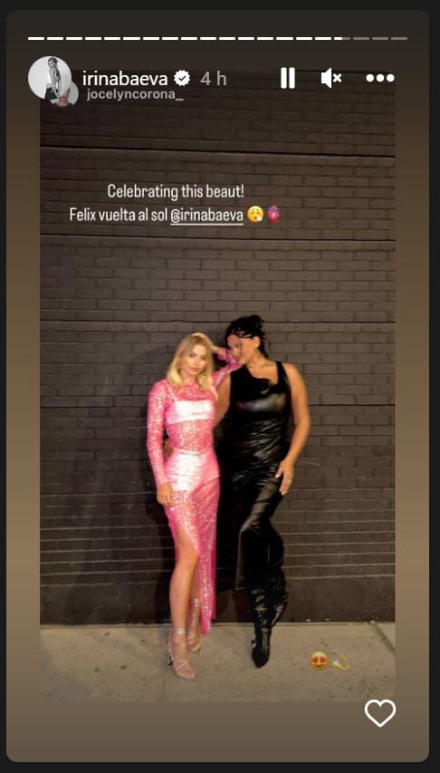 Además, la artista de telenovelas como
<b><a href="https://vix.com/es/detail/series-2149?utm_medium=internal_referral&utm_source=univision&utm_campaign=breaking_news&utm_content=ed_entertainment&utm_term=slideshow" target="_blank">Soltero Con Hijas, que puedes ver a través de ViX+,</a></b> presumió los mensajes de felicitación que otras personas le escribieron con palabras amorosas como este.
<br>