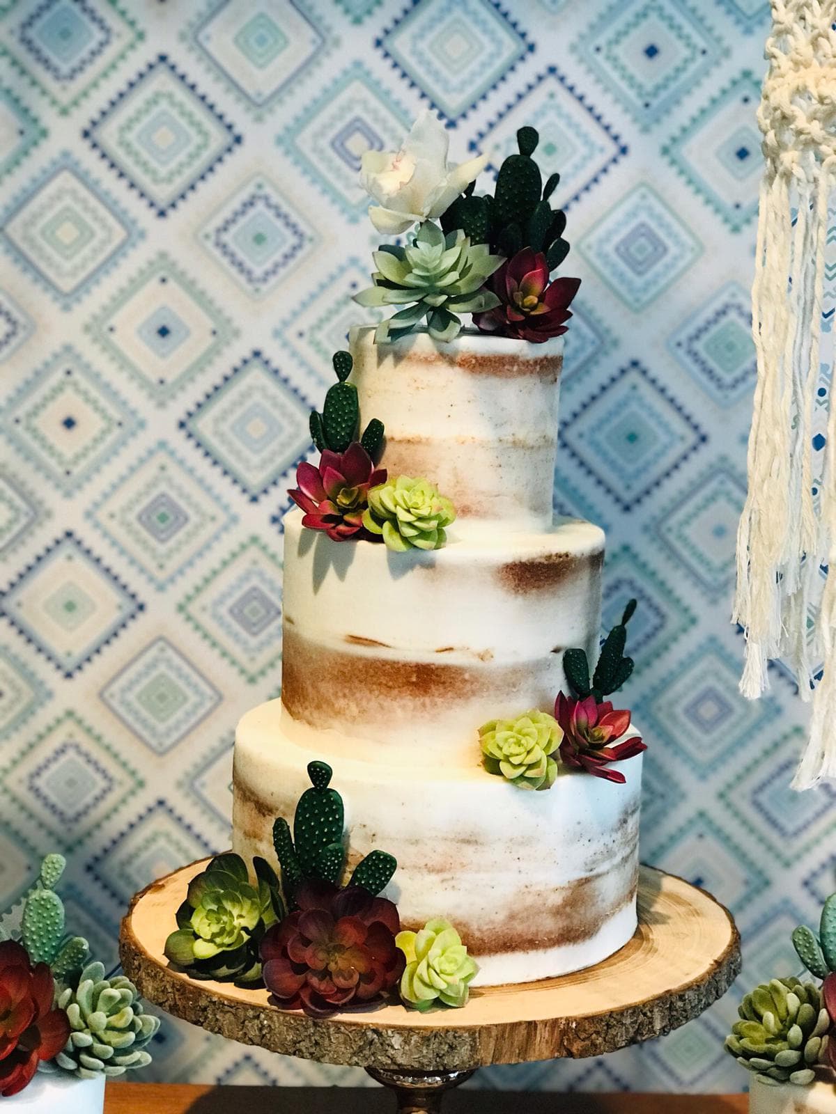 El pastel del estilo 'naked' fue decorado también con bellas plantas del desierto.