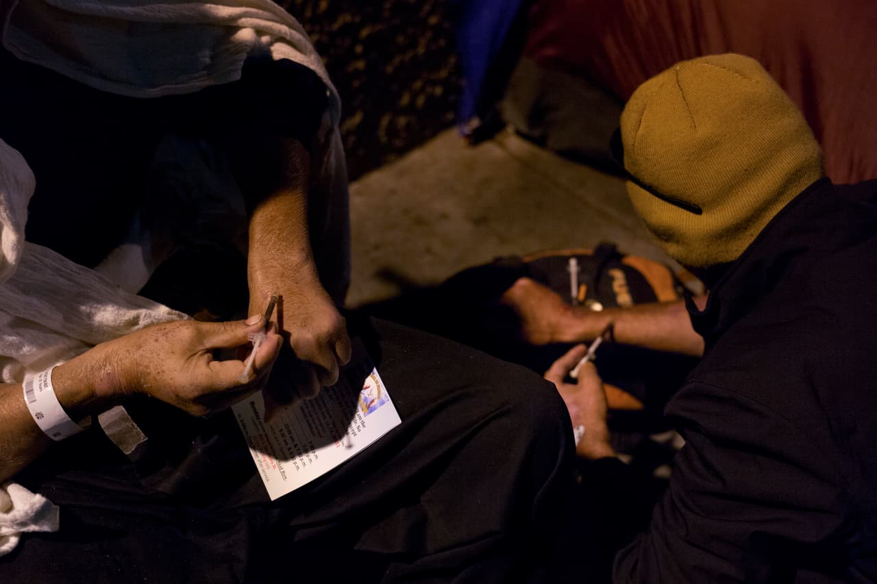 Las adicciones a las drogas son también parte de la problemática situación. “Si pudiéramos detenernos, lo haríamos, ya sabes. Pero te enfermas”. dijo un adicto durante un fotoreportage de AP.