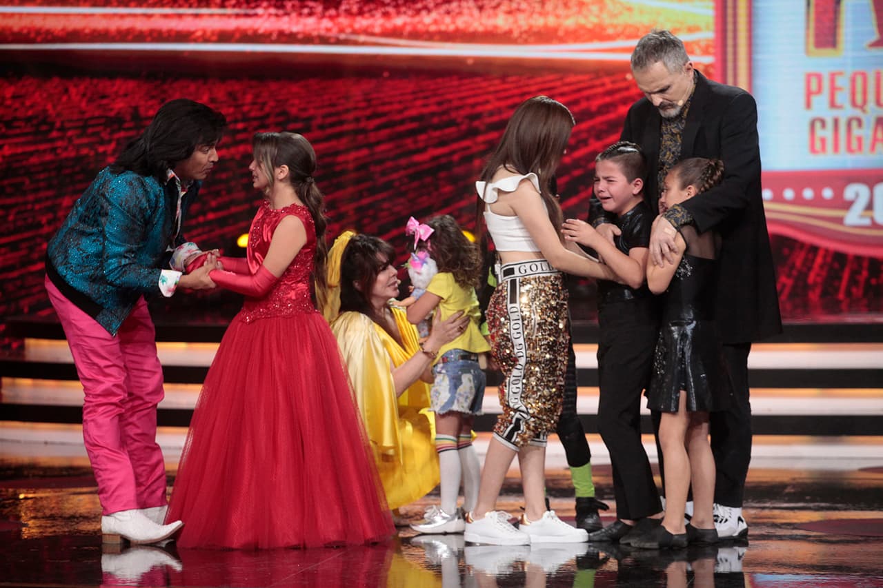 Verónica Castro consoló a la capitana, quien le arrancó más de una carcajada cuando le tocó interpretar a su íconico personaje 'Rosa Salvaje'.