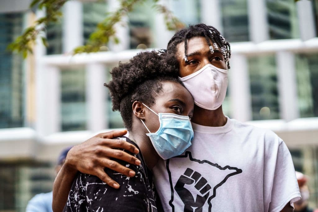 Protesta en Minneapolis. Mientras tanto, en Nueva York, el gobernador Andrew Cuomo ordenó a los departamentos de Policía que emprendieran reformas importantes y pidió a las autoridades locales reformas para abordar el uso excesivo de la fuerza.