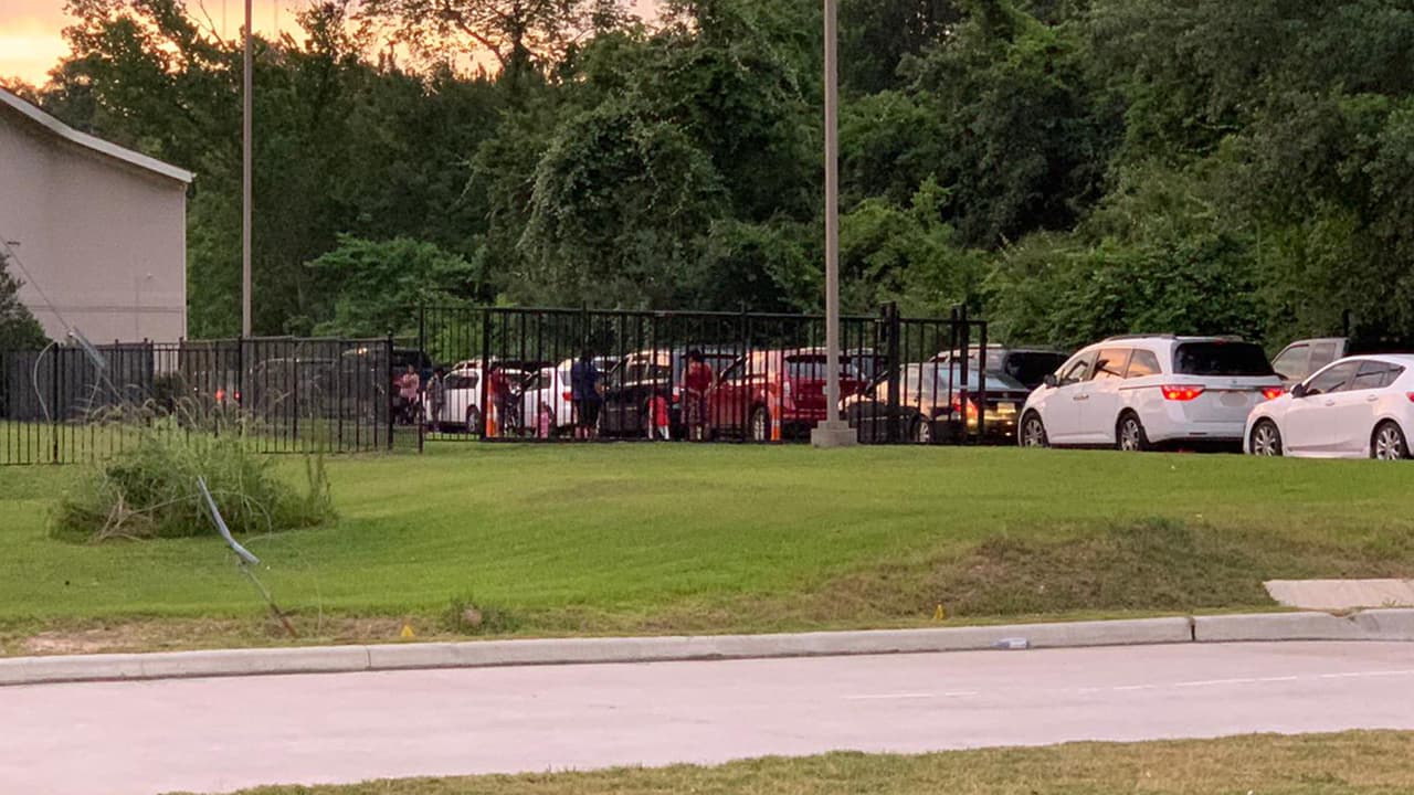 "Desde que la pandemia empezó, el Rancho Supermercado ha apoyado a la comunidad trabajando las 24 horas del día, los 7 días de la semana para abastecer todas las tiendas y ofrecerle tranquilidad a los clientes", indica el Vicepresidente de Operaciones de El Rancho Supermercado, Guillermo Washington.