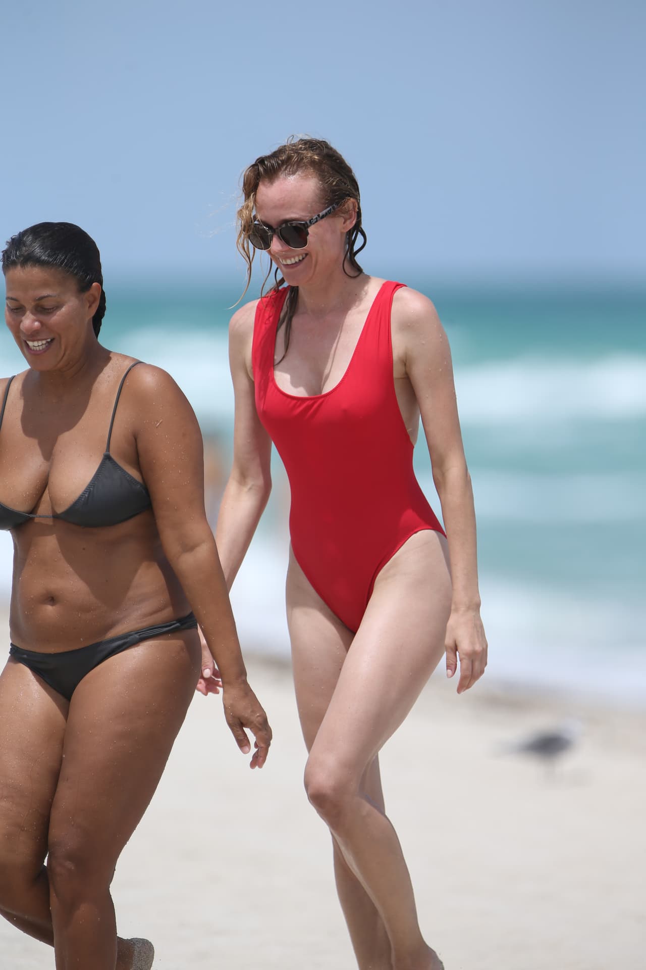 Las dos mujeres siguieron tomando el Sol y gozando Miami.