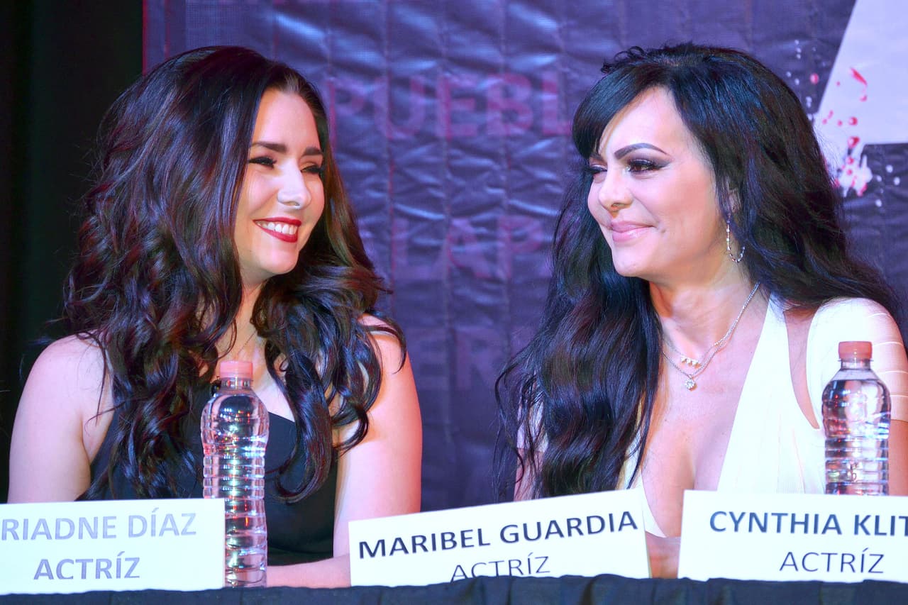 Tras sentirse ofendida por los comentarios de 
<b><a href="http://www.univision.com/novelas/vino-el-amor/cynthia-klitbo-celebra-su-cumpleanos-numero-51-fotos">Cynthia</a></b>, la primera en responder fue 
<b><a href="http://www.univision.com/programas/super-momentos-de-novela/maribel-guardia-madura-y-espectacular-fotos">Maribel Guardia</a></b>, quien alegó que, a pesar de sus ausencias, ella sí se sabía el libreto a la perfección.