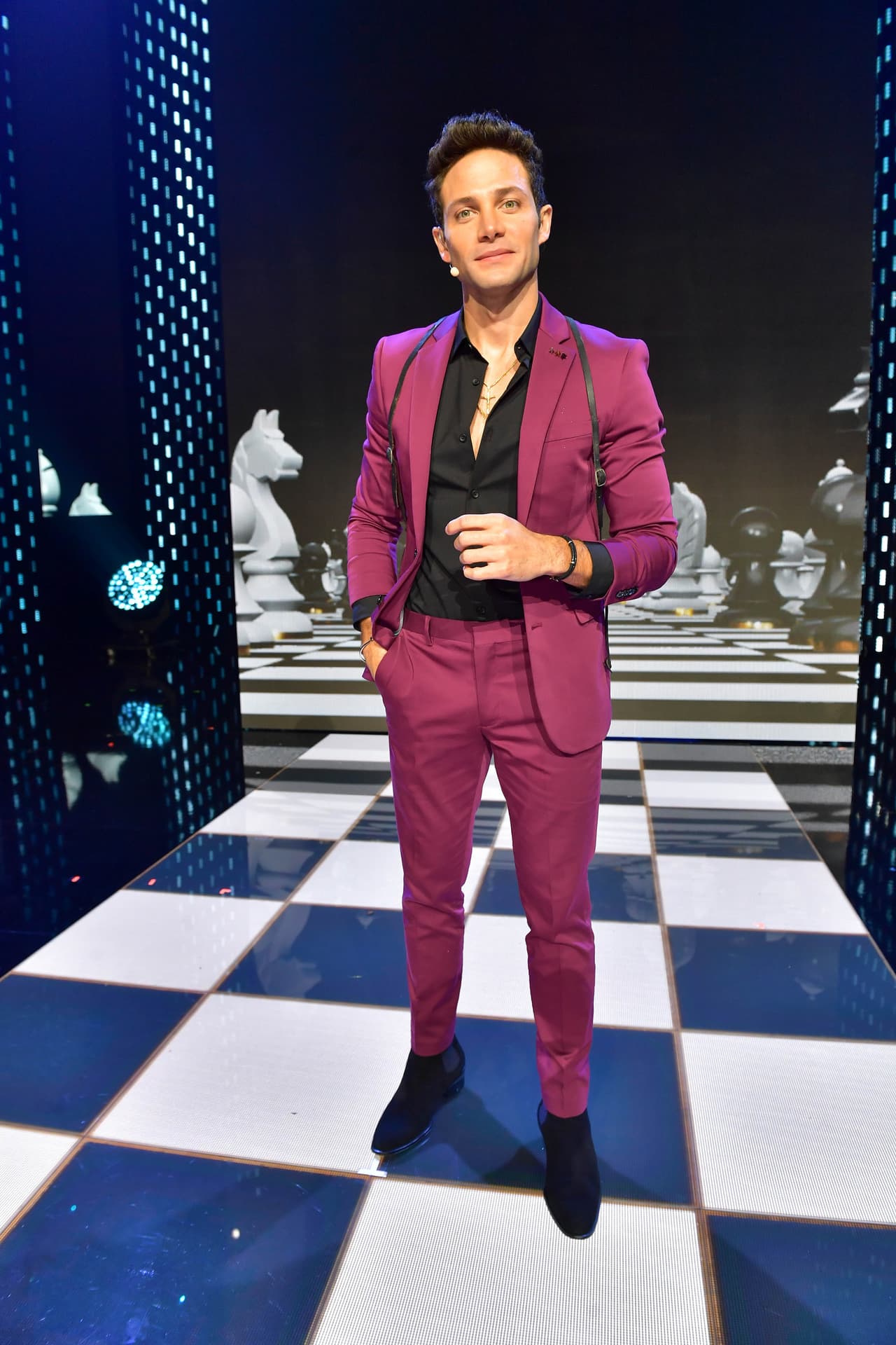Gabriel Coronel se puso un traje fucsia que combinó a la perfección con una camisa y zapatos negros.