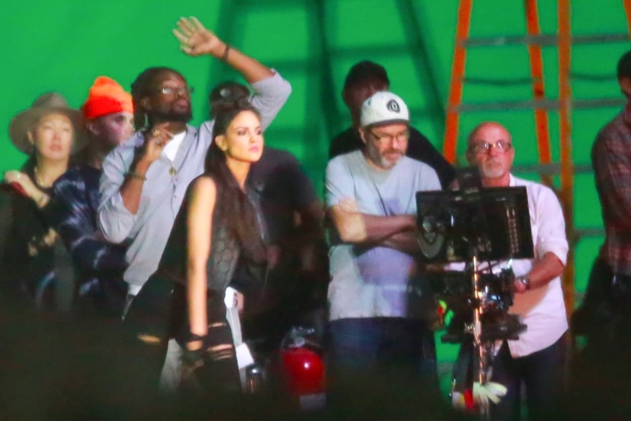 En una escena aparece tirando un coctel molotov.