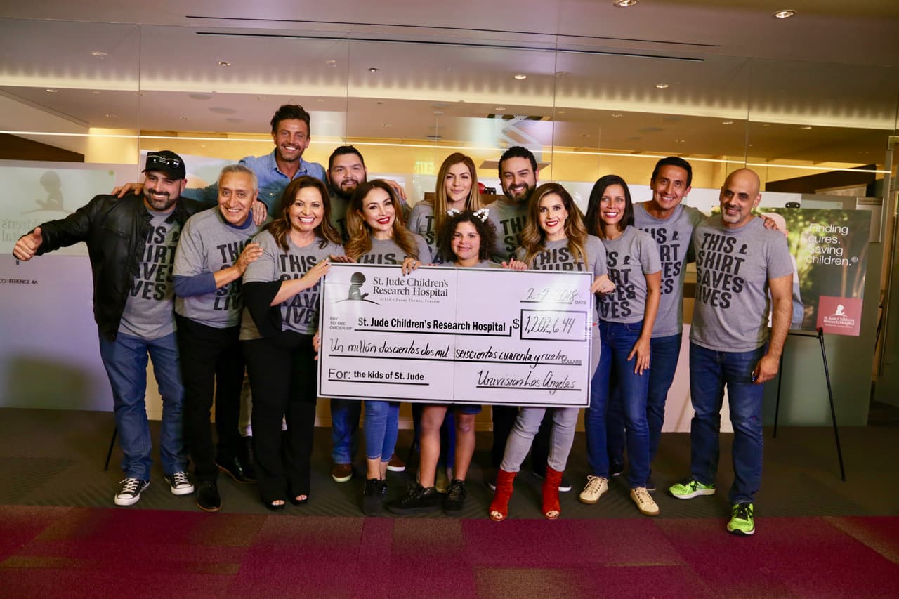 Los diferentes talentos de Univision Radio en Los Ángeles presentaron el cheque.
<br>
<br>
<b>DONA AQUÍ: <a href="http://bit.ly/UnidosConStJude" target="_blank">bit.ly/UnidosConStJude</a></b>