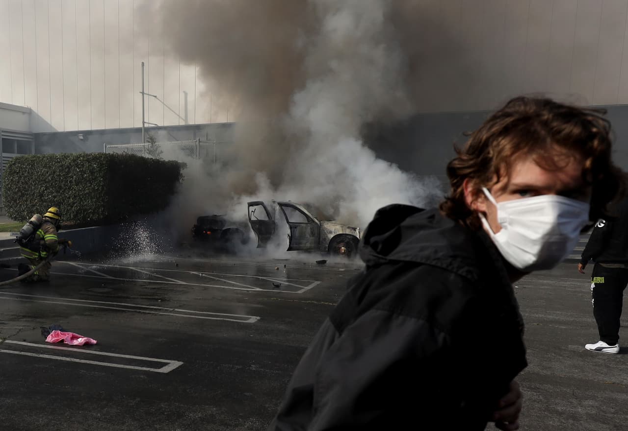 En el edificio del Centro Cívico de Santa Monica, también de realizaron destrozos.