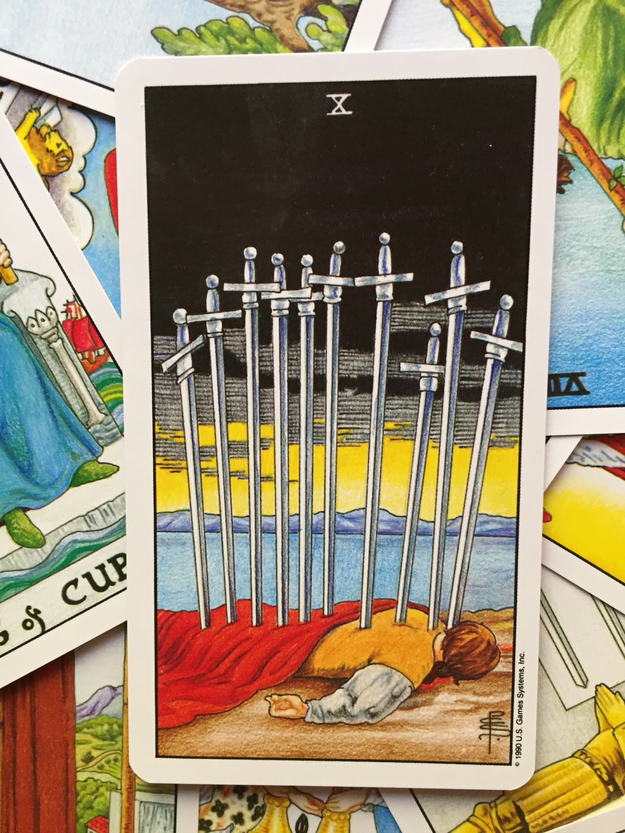 Pero hay que resaltar el aspecto positivo de la carta, y para ello regresamos a la representación más común de la baraja de Rider: al fondo podemos vislumbrar que las aguas están calmadas y que se asoma la luz del Sol. Como todo en la vida, las cosas malas pasan. Después de la tormenta viene la calma y hay que saber cómo seguir adelante.