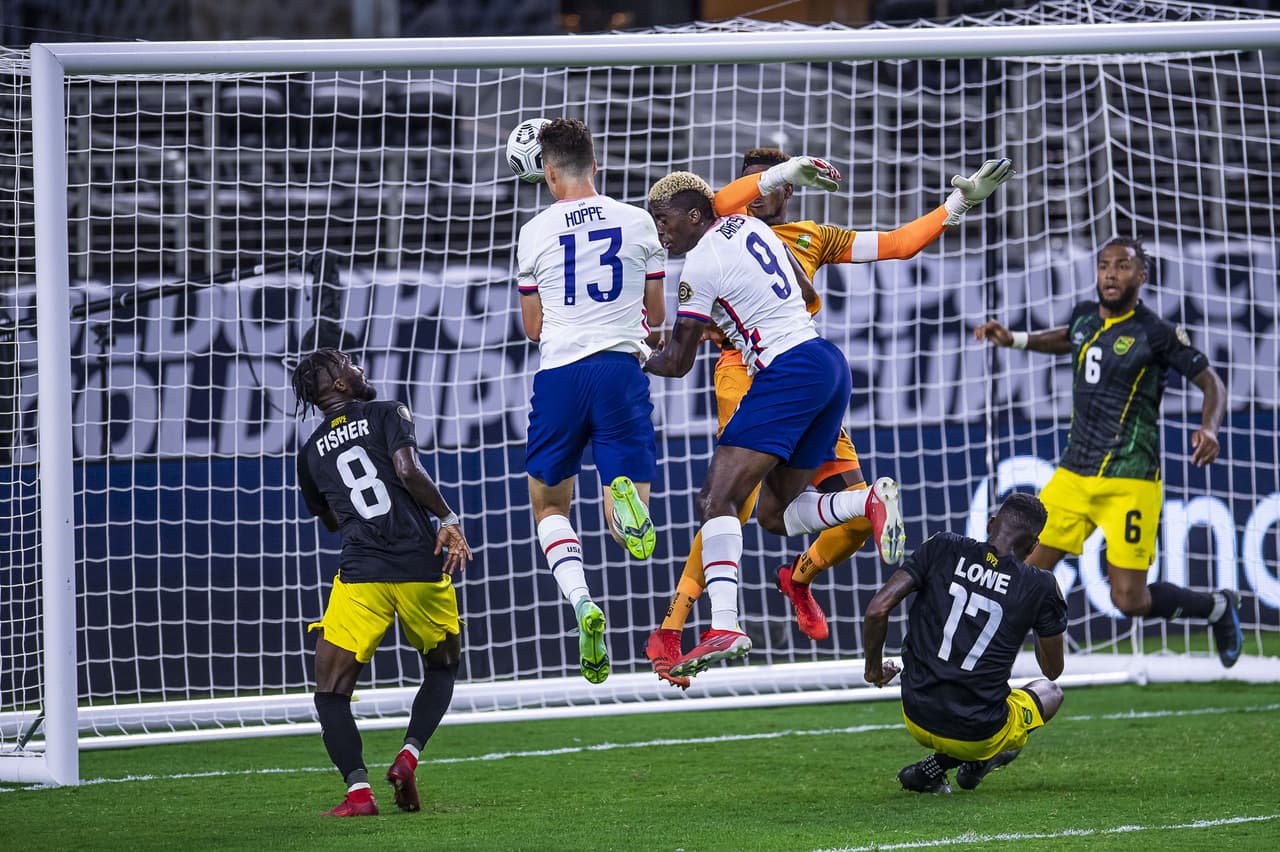 El arquero Blake salió de manera erroéa y al 83' Matthew Hoppe le dio el triunfo a Estados Unidos.