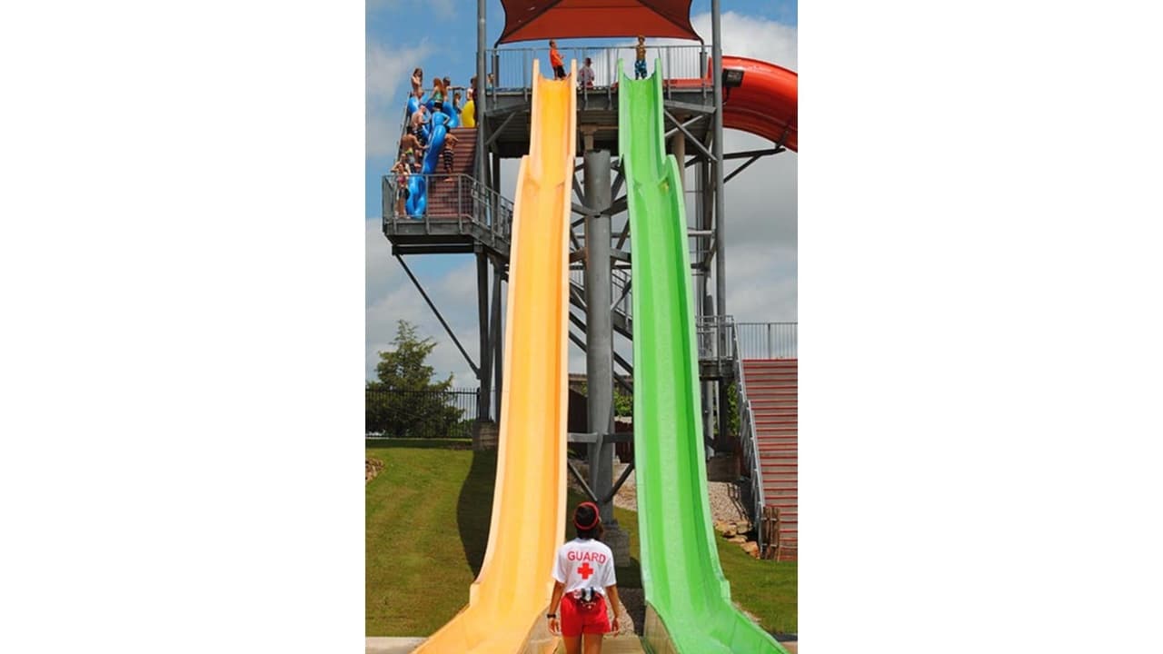 Aunque hay salvavidas, tus hijos, sobretodos los más pequeños, no deben andar sin flotadores y tampoco como papá debes descuidarlo para evitar ahogamientos o pasar un mal rato. En 2021, más del 
<b>30% de ahogamientos de niños en Texas sucedieron en el área de Dallas-Fort Worth</b>, según el Departamento de Familia y Servicios de Protección de Texas.