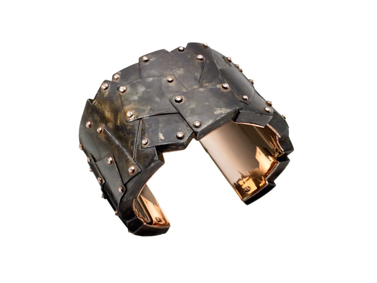 Estas joyas están hechas de armas que ya nunca más podrán hacer daño