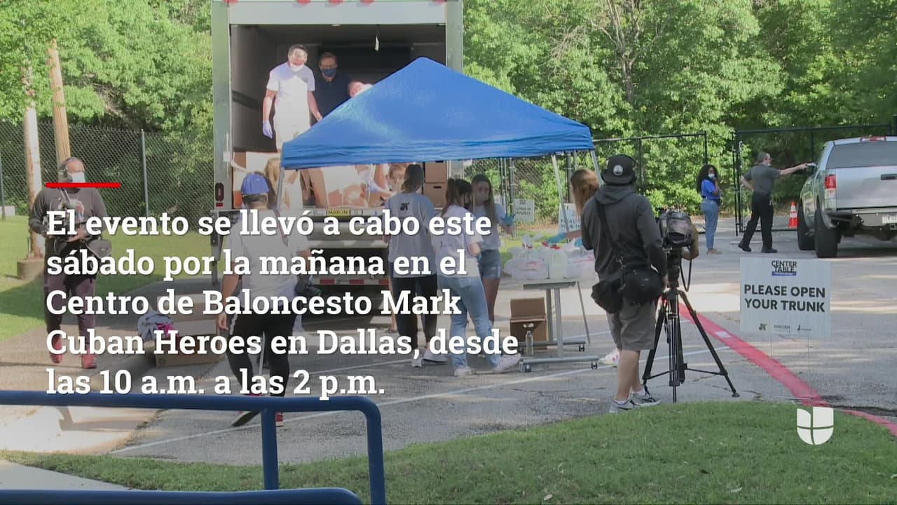 Así fue la distribución de cajas de comida en honor a las madres en el Centro de Baloncesto Mark Cuban Heroes en Dallas