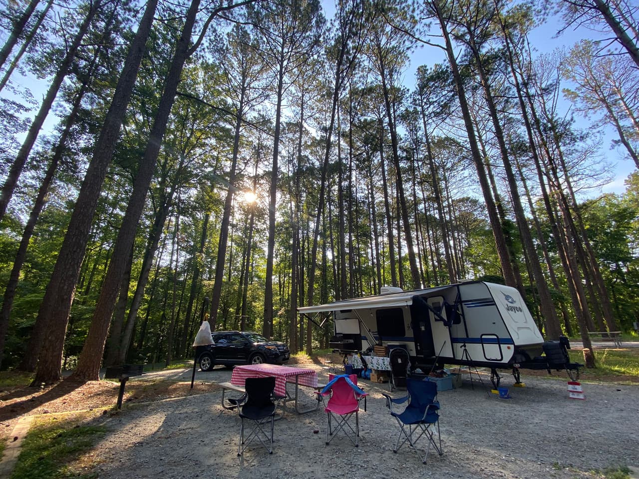 En el lugar también podrás rentar cabañas para pasar la noche y terrenos para acampar en tienda o en vehículo recreativo.