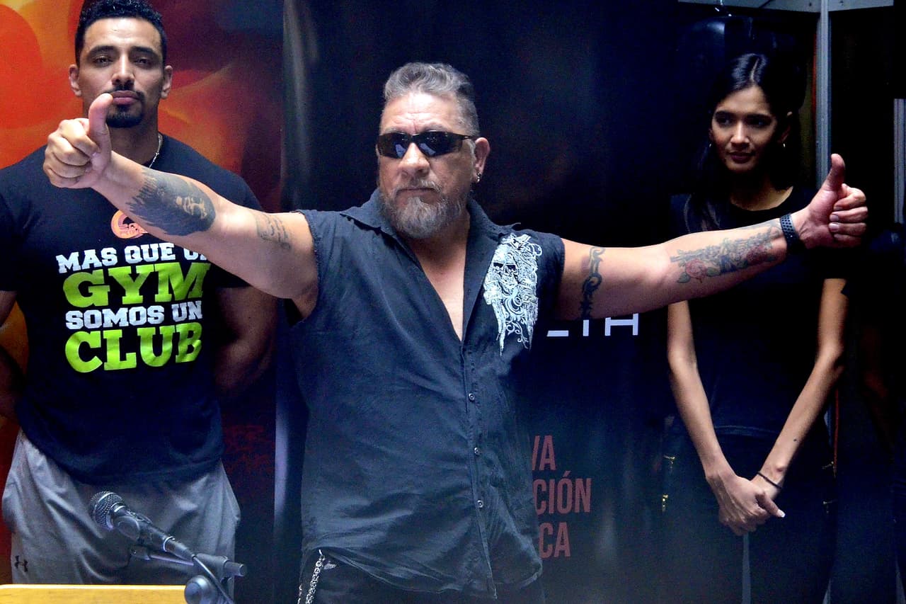 El actor enfureció cuando descubrió que estaba sangrando: "Mi entrenador de taekwondo me dice 'te aventó un botellazo, estás sangrando', me toco en la cara, 
<b>me veo la sangre,</b> y en ese momento me hierve la sangre, me levanto, me le dejo ir, cinco (personas) no me podían (parar), me sostuvieron, entonces me les escapé, me dejé ir y este salió corriendo hacia el fondo del gimnasio".