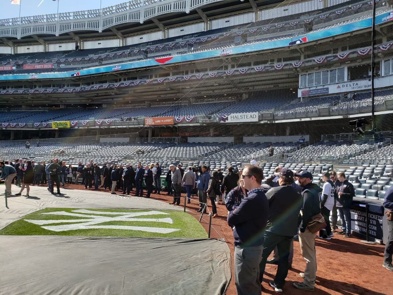 El Yankee Stadium es un parque de béisbol situado en Concourse, El Bronx. Es el campo de juego de los Yankees de las Grandes Ligas de Béisbol de Nueva York (MLB) y del New York City FC of Major League Soccer (MLS)