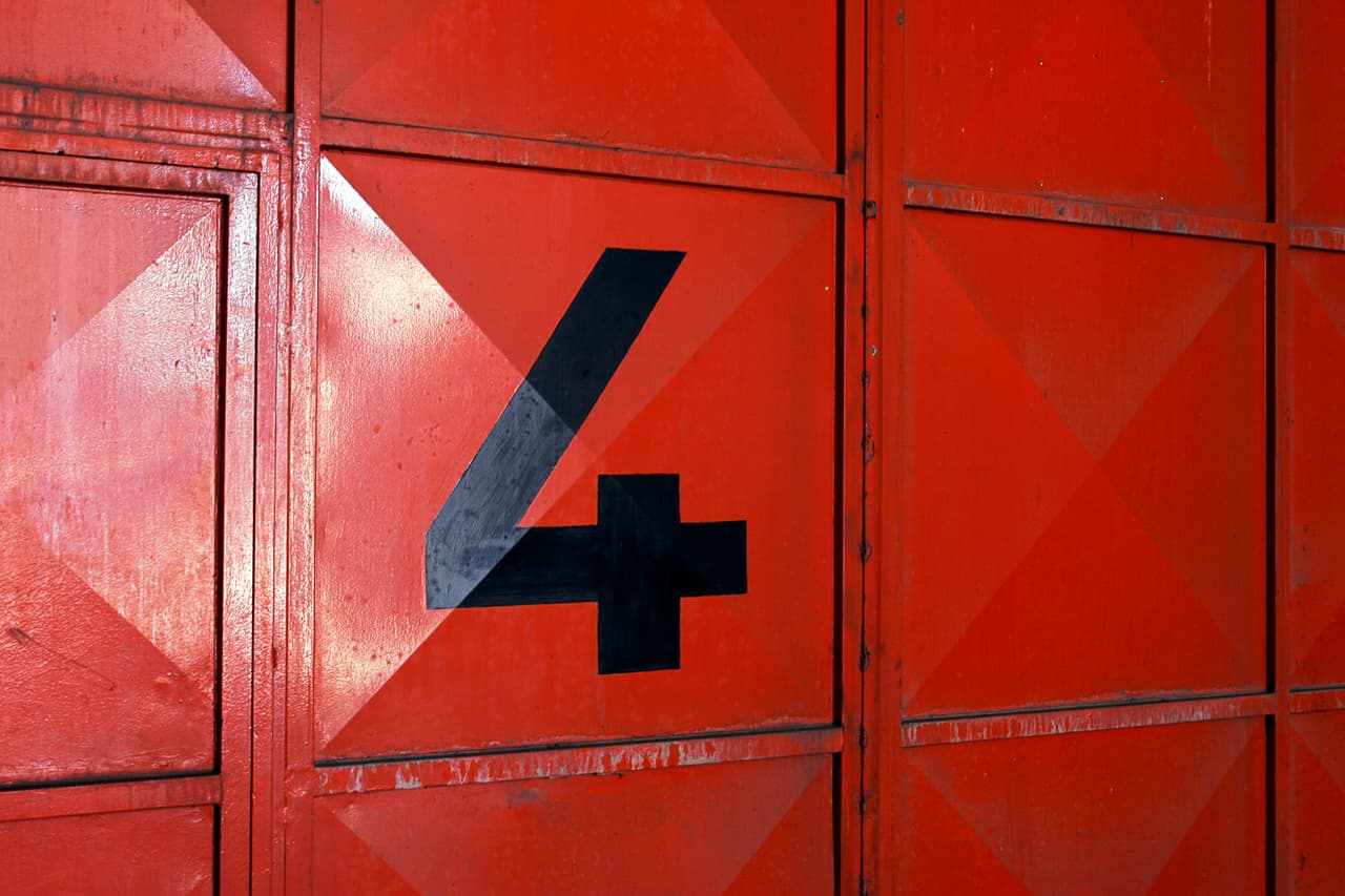 Al número 4 le corresponden las letras D M V .