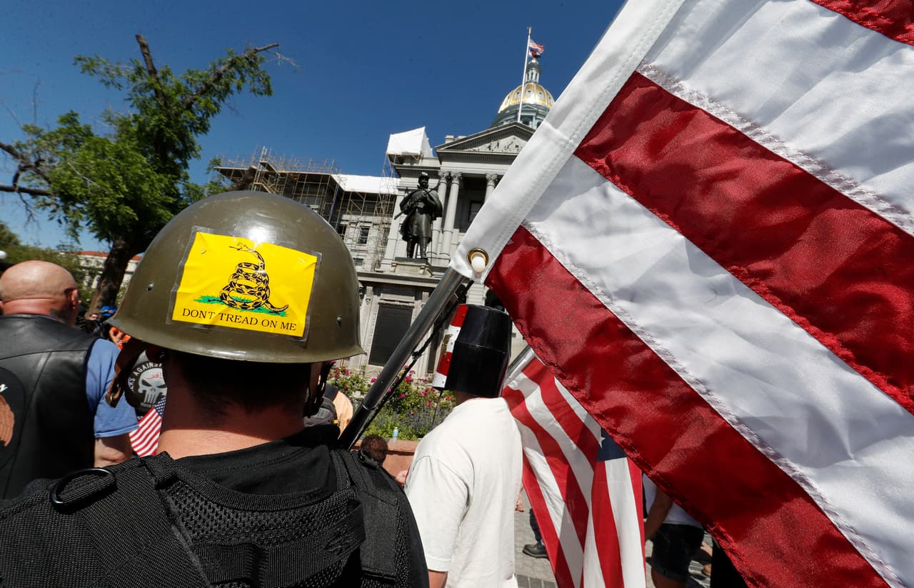 Manifestantes anti-sharia frente al Capitolio de Denver portaron banderas de Estados Unidos y gritaron consignas contra el extremismo musulmán.