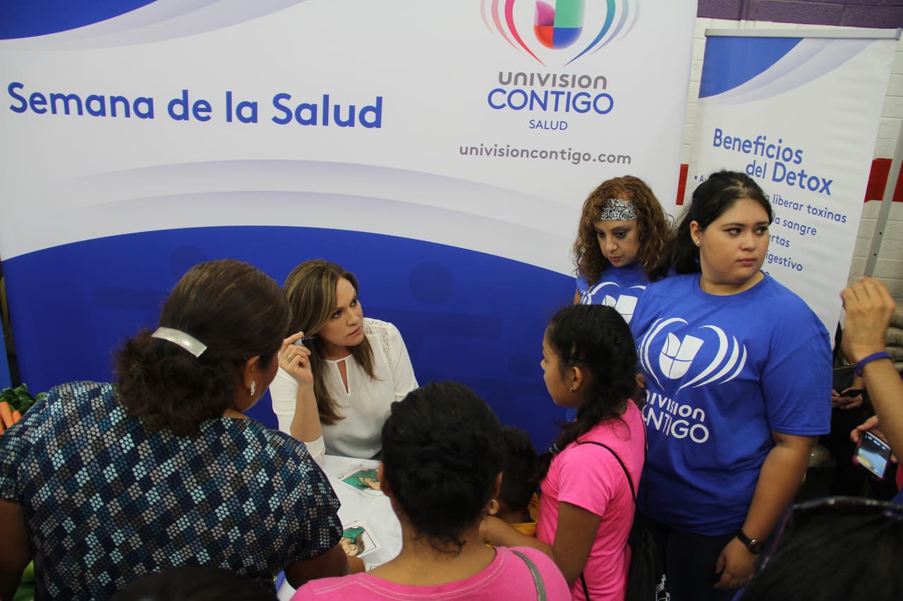 Unas 300 personas asistieron a la feria “Camino a la Salud’, donde se hicieron exámenes gratis, bailaron Zumba y conocieron a la carismática Cecilia Ramírez Harris de Primer Impacto.