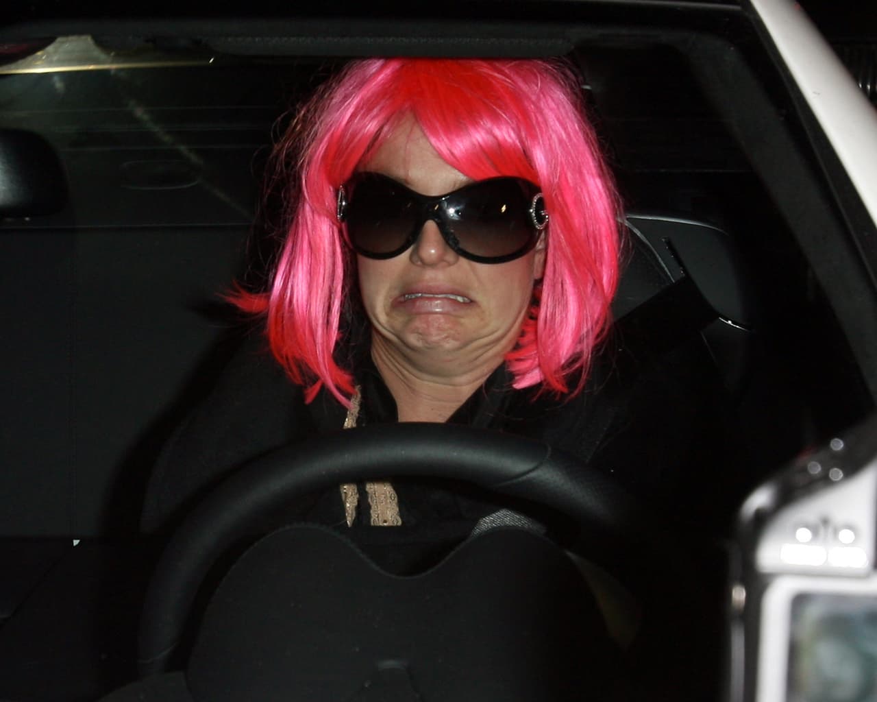 Esta batalla empezó a hacerse notar en 2012, cuando los padres de la cantante argumentaron que Lufti mantenía drogada a Britney para manipularla.