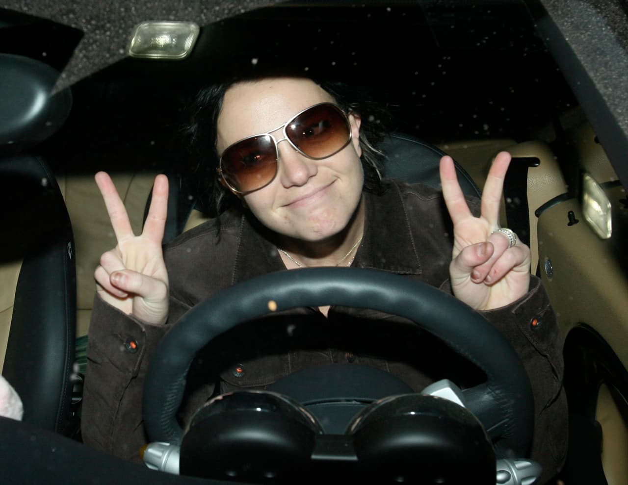 El hombre también indicó que las adicciones de la cantante la llevaron a hacer cosas fuera de lugar, como quedarse dormida en un estacionamiento.