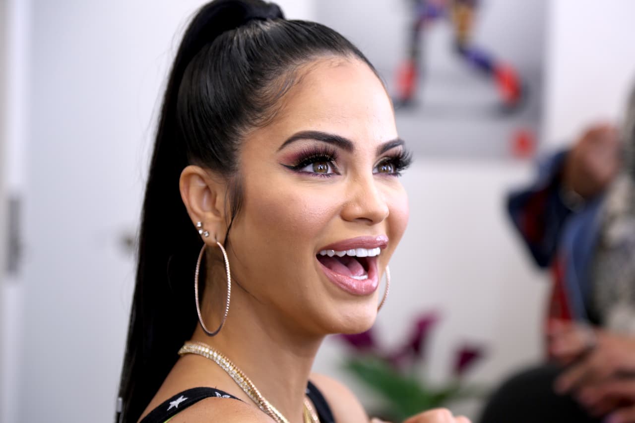 La cantante recuerda que tras volver a República Dominicana surgió la oportunidad de hacer su primera colaboración con Daddy Yankee: cantaron el tema 'Otra cosa', que volvió a ponerla en escena. Su éxito repuntó.