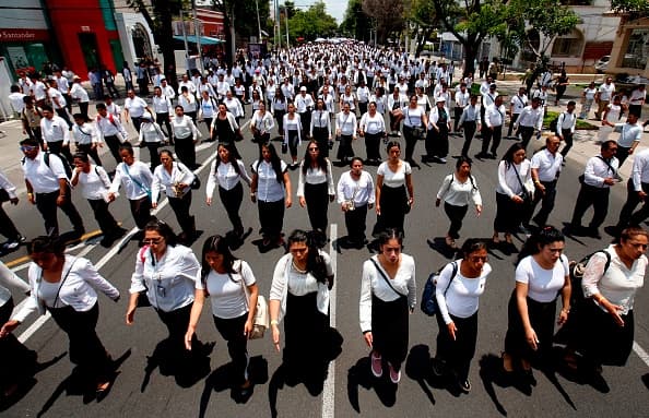Pese a que el líder religioso Naasón Joaquín García se encuentra detenido en Estados Unidos por 
<a href="https://www.univision.com/radio/raul-brindis/sin-importar-el-escandalo-de-abuso-sexual-la-luz-del-mundo-prepara-celebracion-anual-video">cargos como tráfico de personas y explotación sexual</a>, miles de personas participaron este domingo en una mega marcha organizada por la iglesia de La Luz del Mundo, en la ciudad de Guadalajara, Jalisco, en México. 
<br>