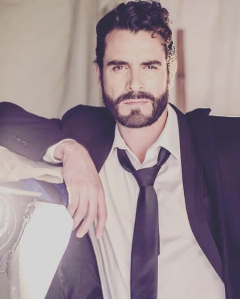 El galán Rafael Novoa nos sorprende cada noche en 'Bloque de Búsqueda' como el Coronel Hernán Martín.