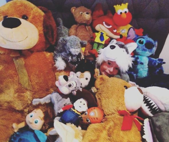 Galilea presume su felicidad por los poros y no pierde ningún instante para fotografiarlo.