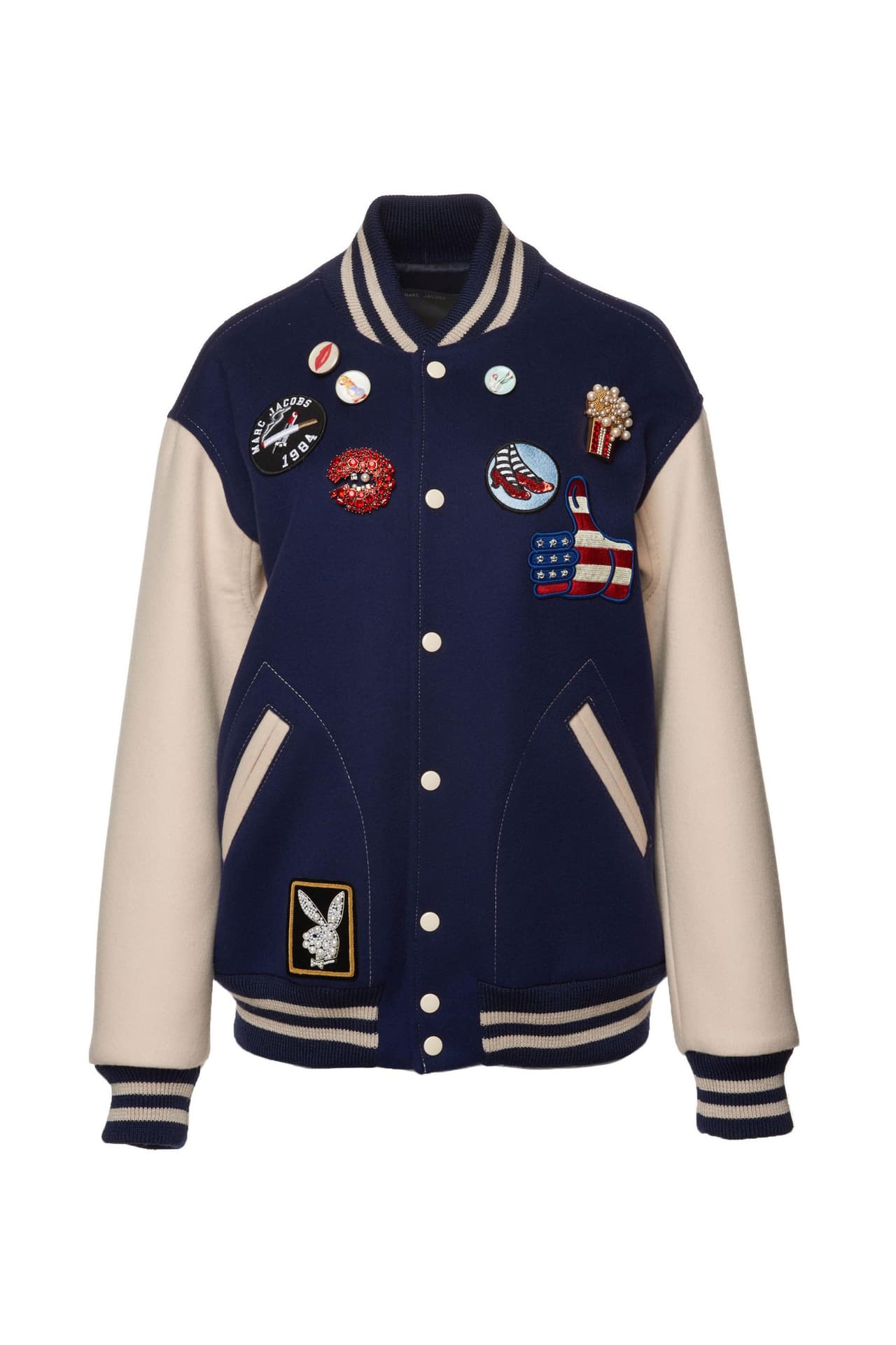 Bomber Jacket: El look favorito de los atletas de tu escuela, también es un básico de toda fashionista. Imprímele un poco de nostalgia a tu atuendo con un diseño con parches como el de Marc Jacobs, quien decidió homenajear a algunos clásicos norteamericanos como las zapatillas de Dorothy y el conejito de Playboy.