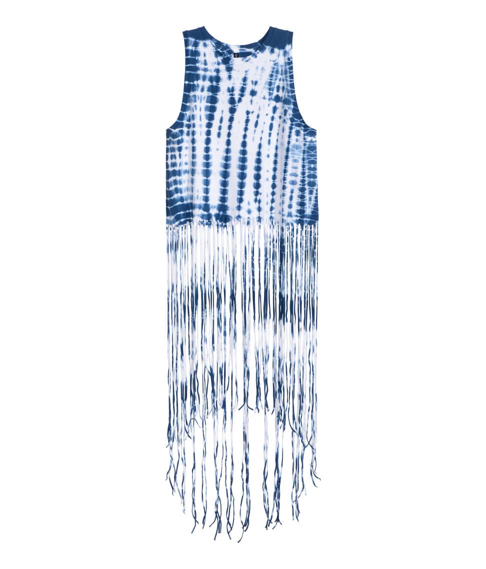 Tie-dye: Tus recuerdos de campamento de verano están de vuelta. El deslavado que los hippies ostentaban, se hace presente en prendas como este crop top con flequillos de H&M. Echa un vistazo a tu closet, probablemente haya algo que puedas encontrar y si es en los colores de la bandera, qué mejor.
