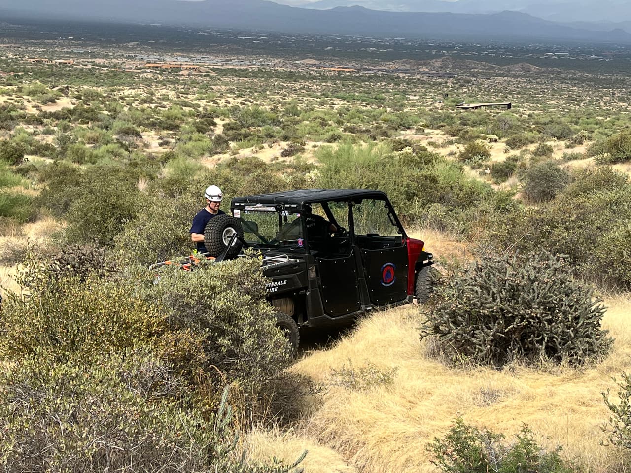 Una excursionista estaba a una tercera parte del camino acompañada de dos perritos, pero el grande mostraba signos de agotamiento por calor. Entonces, paramédicos de Scottsdale comenzaron labores para enfriar y rehidratar al pastor alemán de 125 libras.